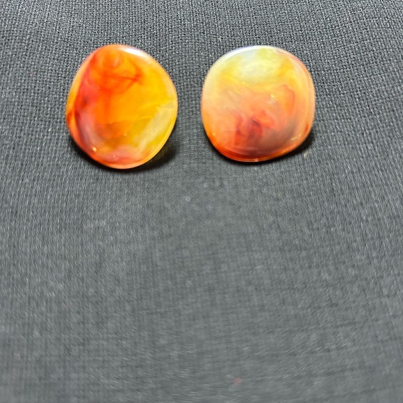 VTG Beautiful Amber Swirled Plastic Clip on earrings. Unbranded. - Picture 7 of 7
